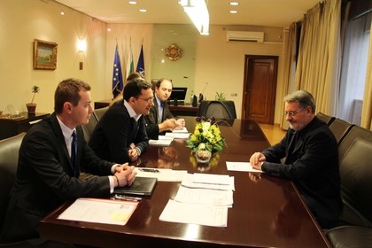 Министър Даниел Митов се срещна с посланика на Република Македония